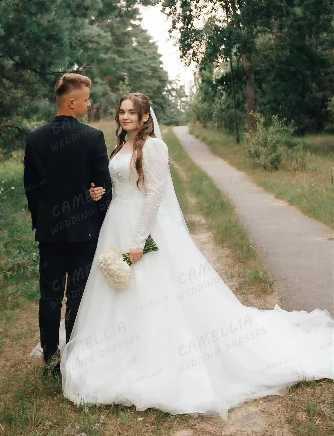 ชุดแต่งงานลูกไม้ทรงเอไลน์ แขนยาว คอวี ผ้าทูลล์ ชายกระโปรงยาวแบบสวีปเทรน สำหรับผู้หญิง ดีไซน์เซ็กซี่  รับตัดตามสั่ง