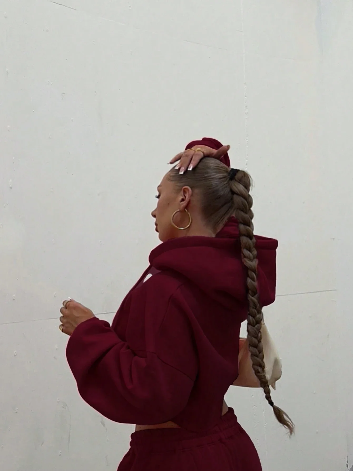 

Женский комплект из 2 предметов: укороченный топ с капюшоном и широкие спортивные брюки однотонного цвета