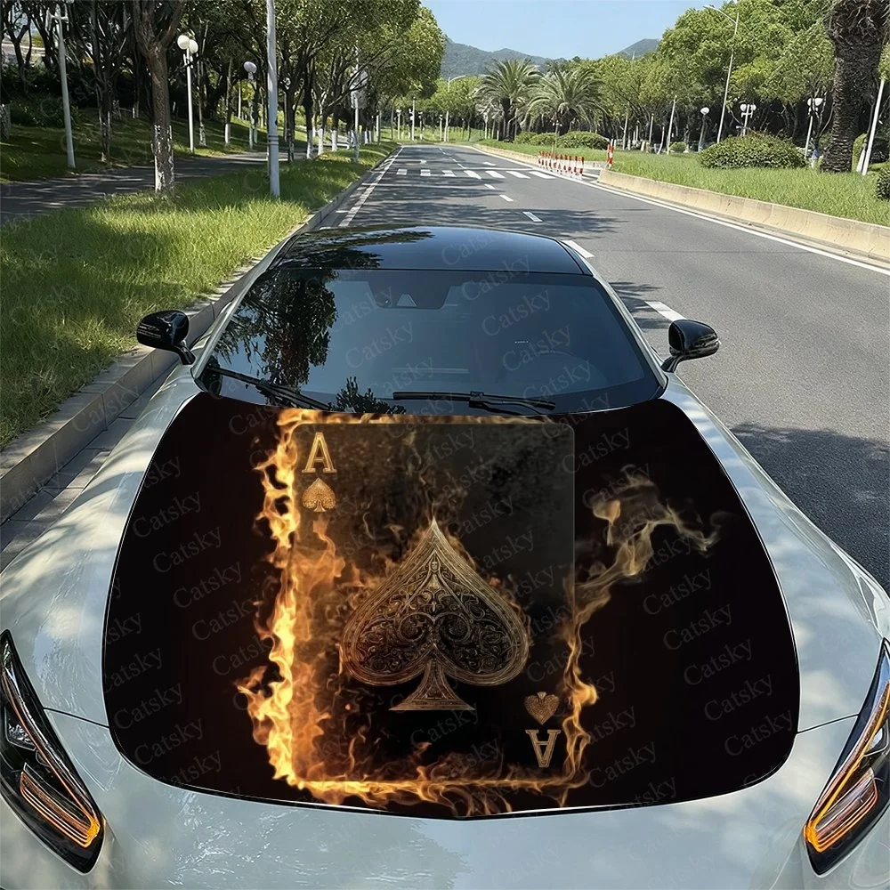 この車は、燃えるようなスペードのカードモチーフを施した大胆なボンネットデザインを採用しており、炎のようなビジュアルと伝統的なポーカー要素を融合させたものです。