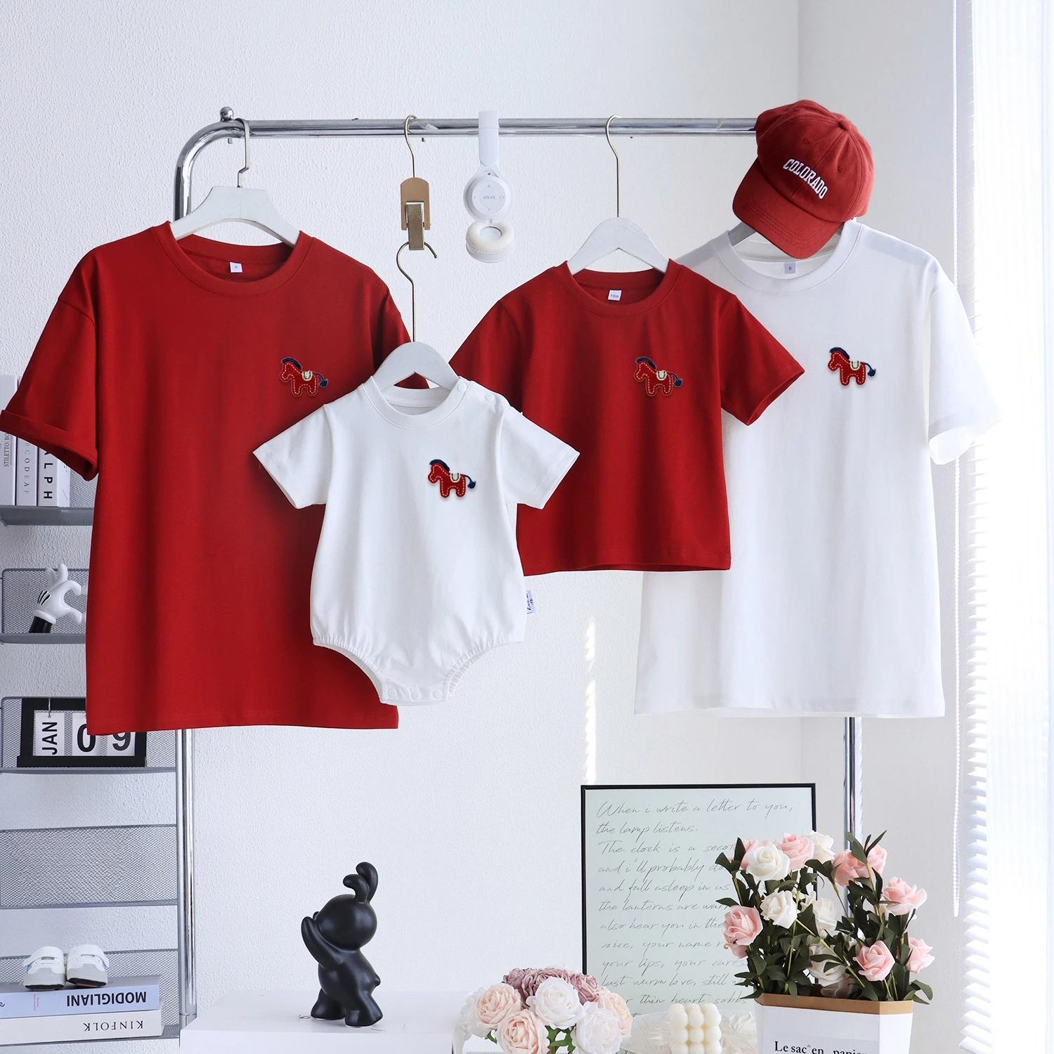 

Летние семейные комплекты 2026: футболки и комбинезоны для малышей с вышивкой в виде лошади, однотонные базовые повседневные наряды к Году Лошади