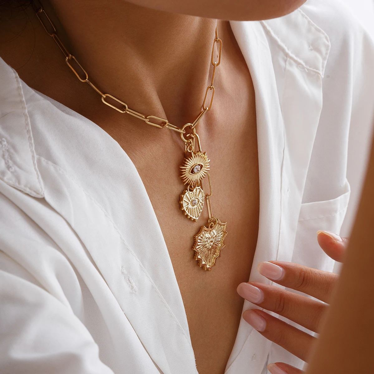 Salircon New Vintage Rhinestones Love Heart Pendant Necklace for Women 2024 Luxury Classic Gold Color Clavicle Chain Jewelry view 2