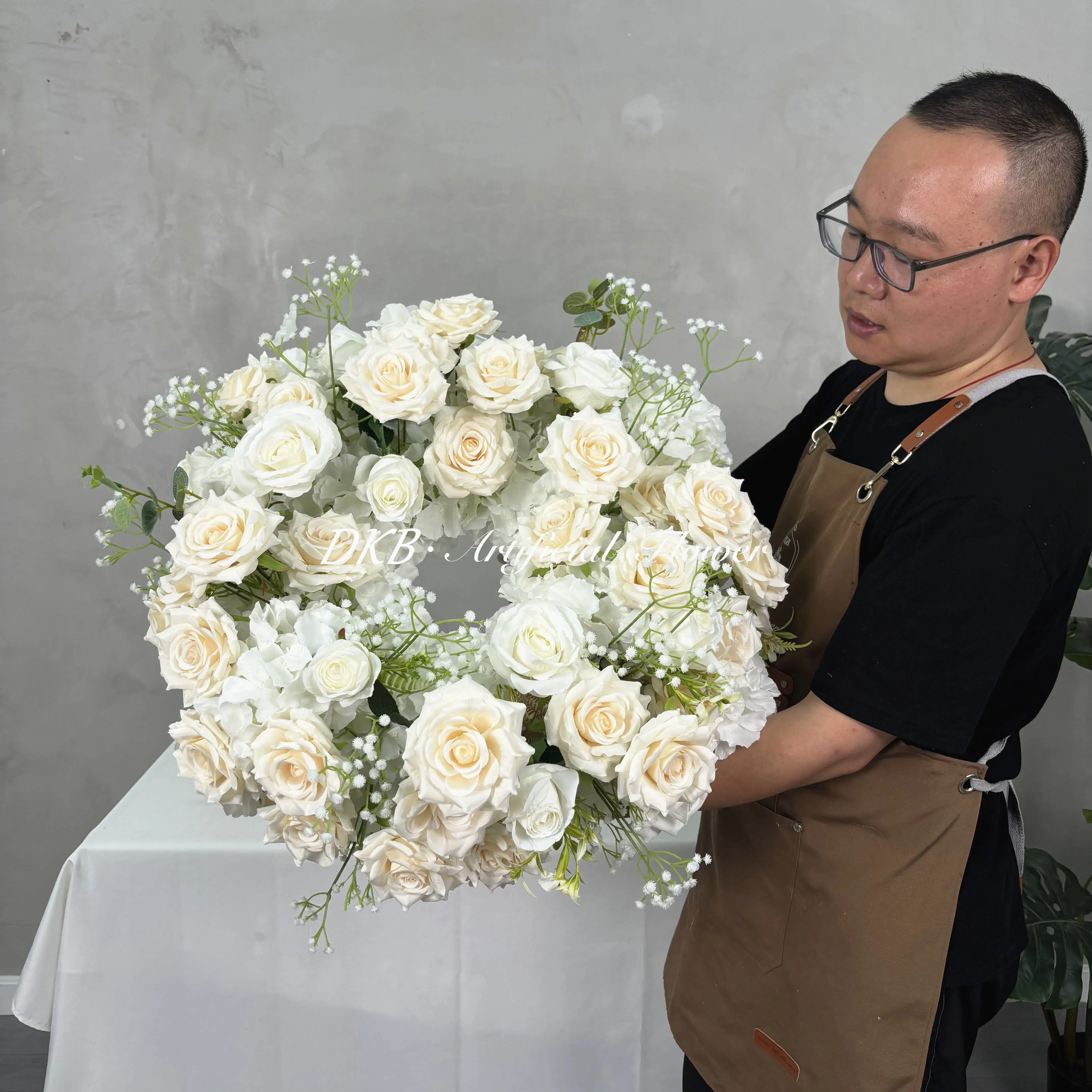 

Custom Wholesale Handmade Valentine's Day Christmas Artificial Silk Rose Flower Wreath Centerpieces Decorations for Wedding