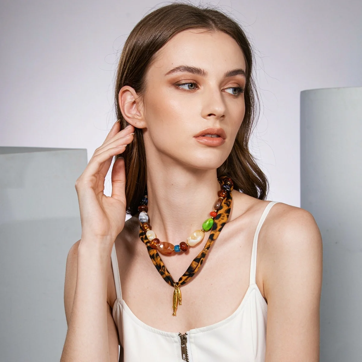 Leopardenmuster-Schalband-Halskette mit Acrylperlen und Edelstahl-Fischanhänger für Damen, Maillard Unregelmäßiger Perlen-Choker-Schmuck – Detail 5