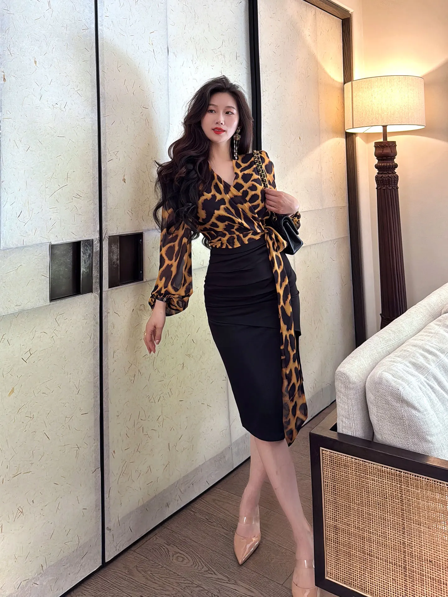 

YANGXIAOJING Летний женский комплект: солнцезащитная блузка с V-образным вырезом, кружевом и атласом, длинный рукав, свободный крой, повседневный стиль, с поясом, юбка