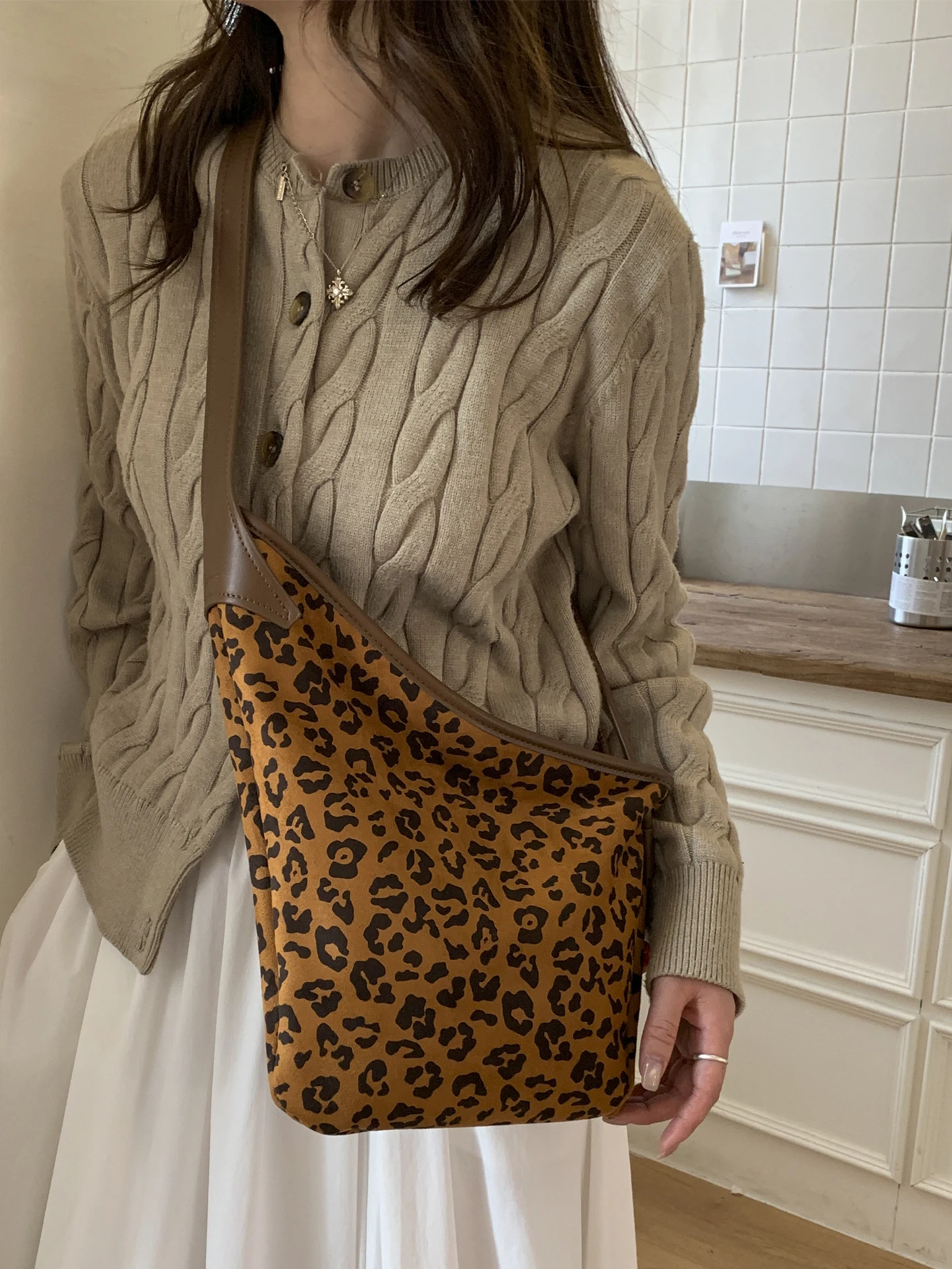 ليوبارد المرأة حقيبة الخريف الشتاء جديد الكورية نمط غير النظامية شكل سعة كبيرة دلو أكياس سستة فو الجلد المدبوغ حقيبة كروسبودي