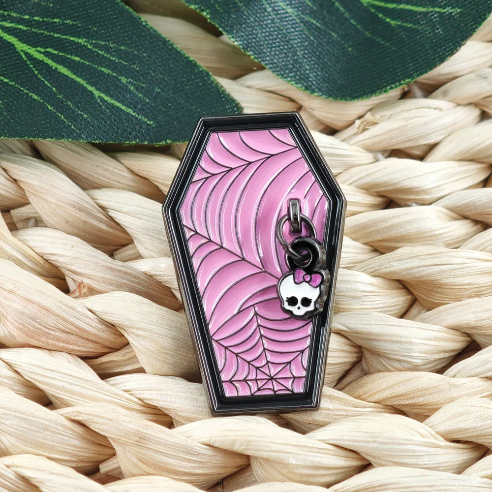 Goth Pink Sarg Spinnennetz Emaille-Pin Niedlicher Totenkopf Schleife Metallbrosche Punk-Abzeichen Taschen- und Kleidungsschmuck Geschenk für Frauen und Freundinnen – Detail 8