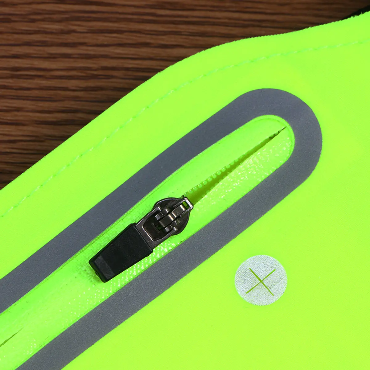 

Slim Reflective Running Belt Waist Pack Sweat Resistant Water Resistant Phone Holder Jogging Hiking Cycling
