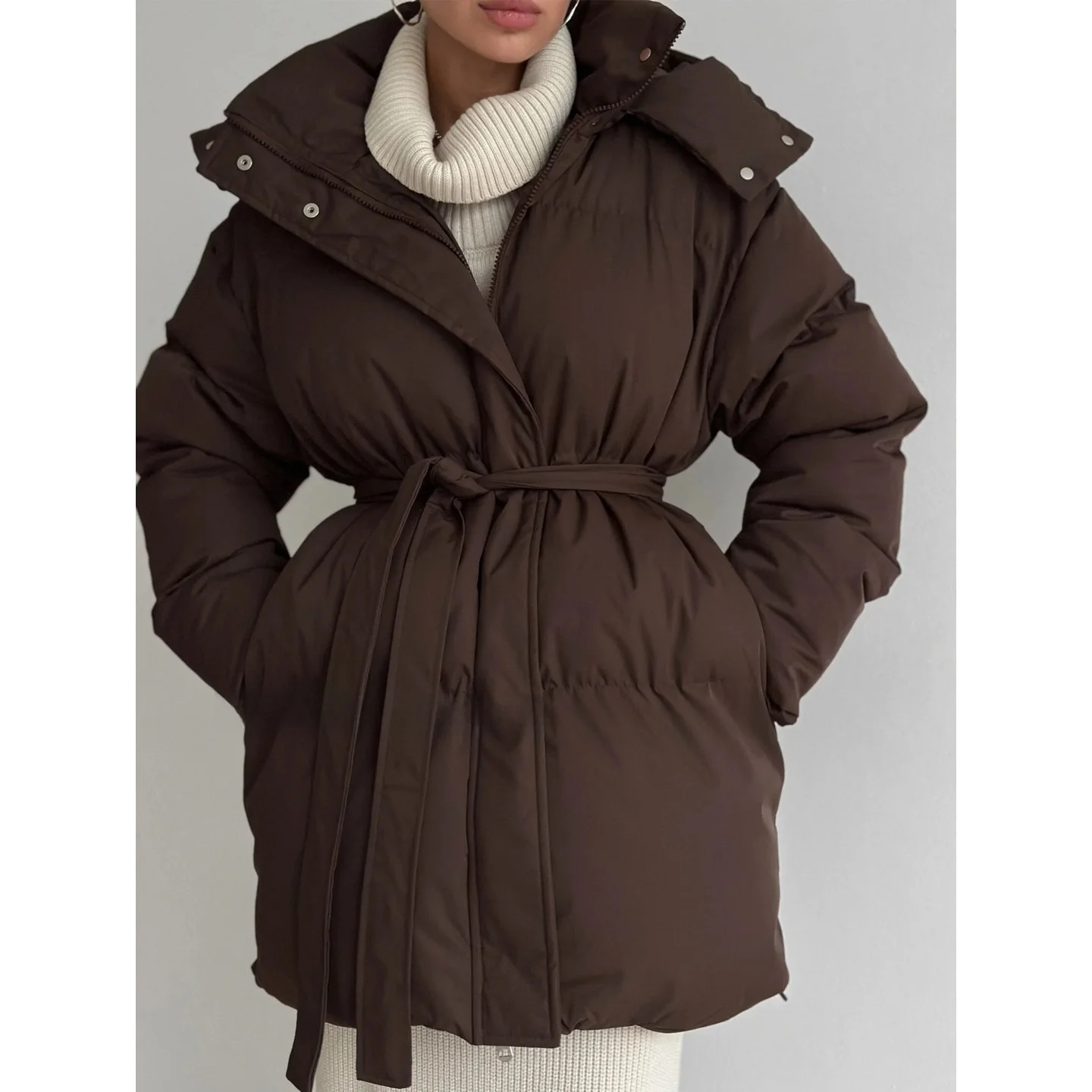 

Женская утепленная куртка с капюшоном, на молнии, с регулируемой талией, средней длины, однотонная, с длинными рукавами, с наполнителем из полиэстера