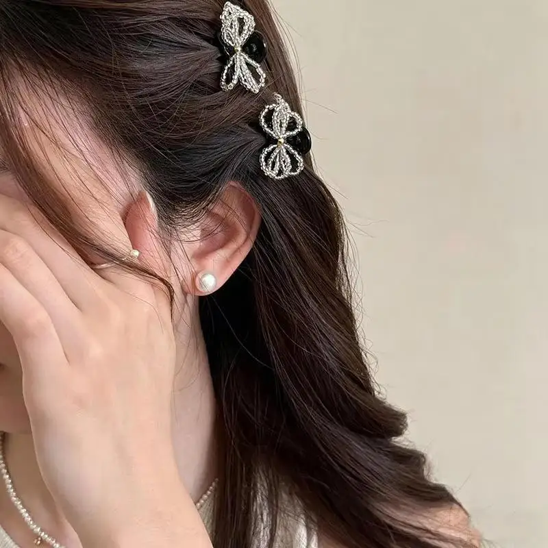 2 Stück zarte Haarspangen mit Perlen und Schleife, tragbare, rutschfeste Haarklammern für Damen und Mädchen, ideal für Wochenendausflüge. – Detail 5