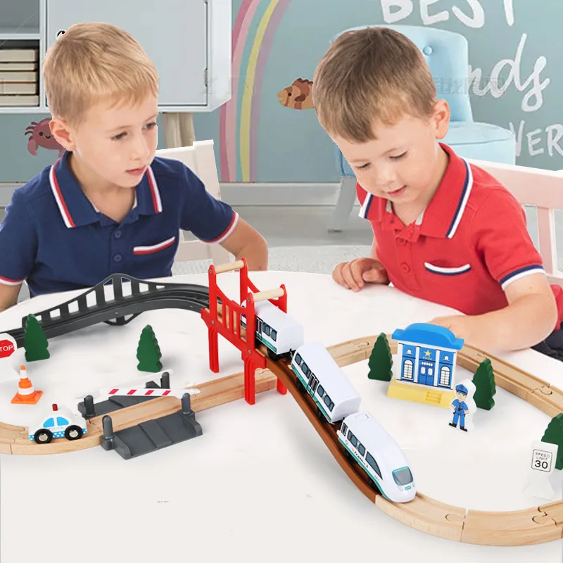 Magnetischer elektrischer Zug mit kleiner Puppe, Druckguss-Schlitz, Spielzeugeisenbahn, Holzschiene, kompatible Lokomotive, elektrischer Schienenzug für Kinder