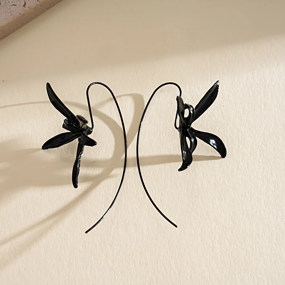 Minimalist Black Metal Flower Threader Earrings Women Abstract Lily Shape Long Wire Open Hoop Earrings Daily Party Jewelry K
