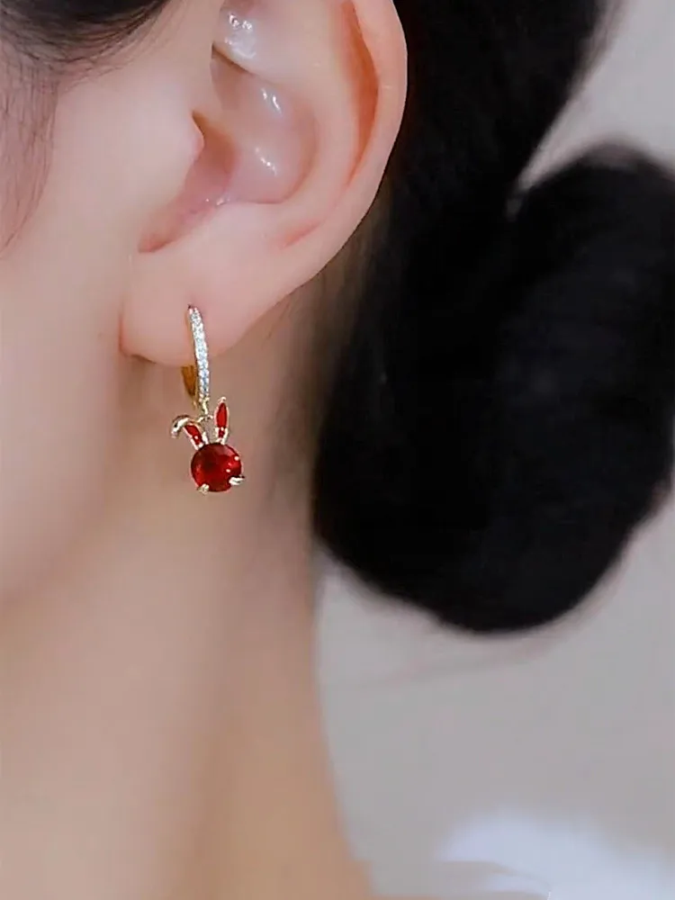 Brincos de agulha de prata com design de coelho vermelho IA BEAR, joias de orelha exclusivas de luxo fenas, acórios de...