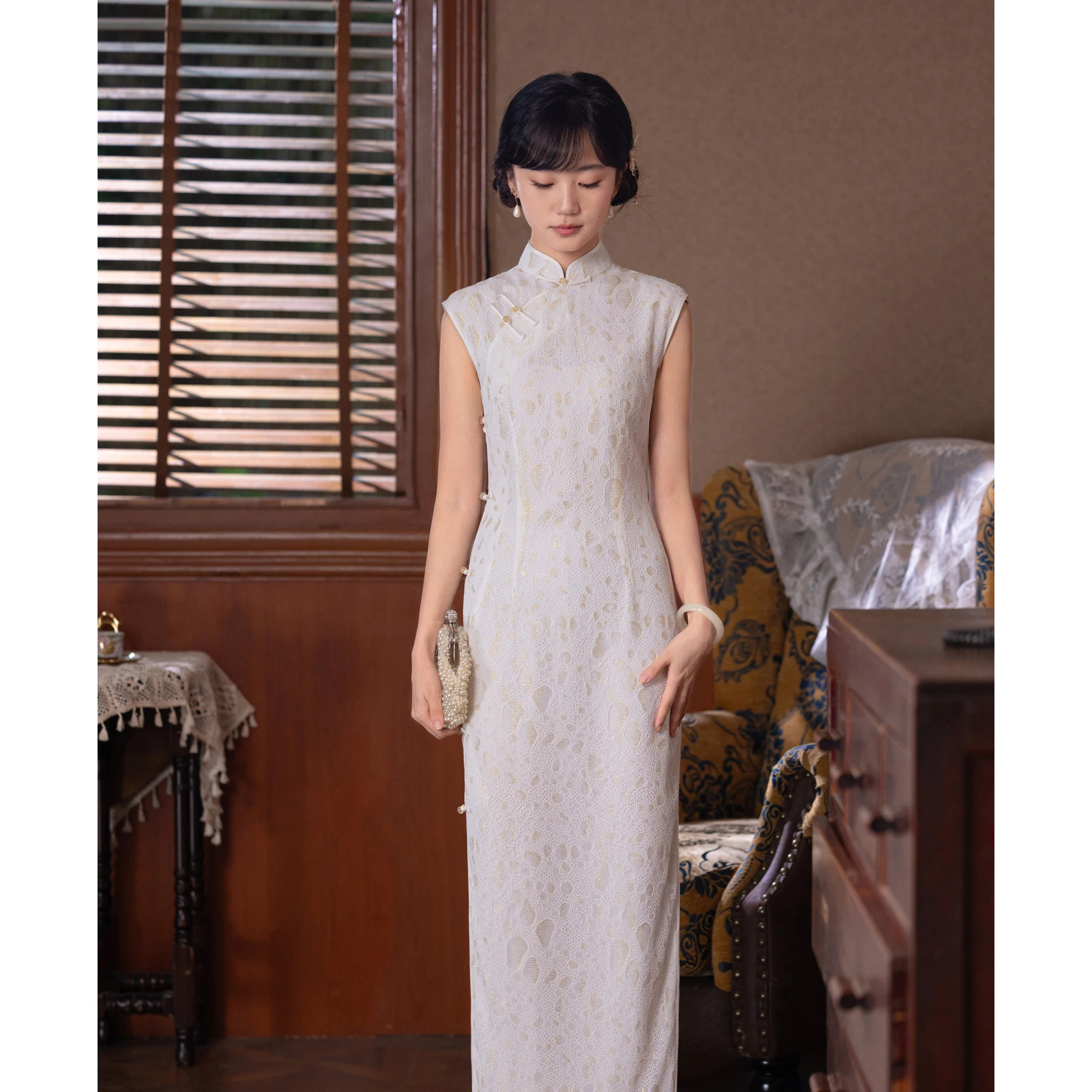 

Белое кружевное платье для молодых девушек, приталенное, традиционное, с открытым передом, без рукавов, винтажное, длинное.