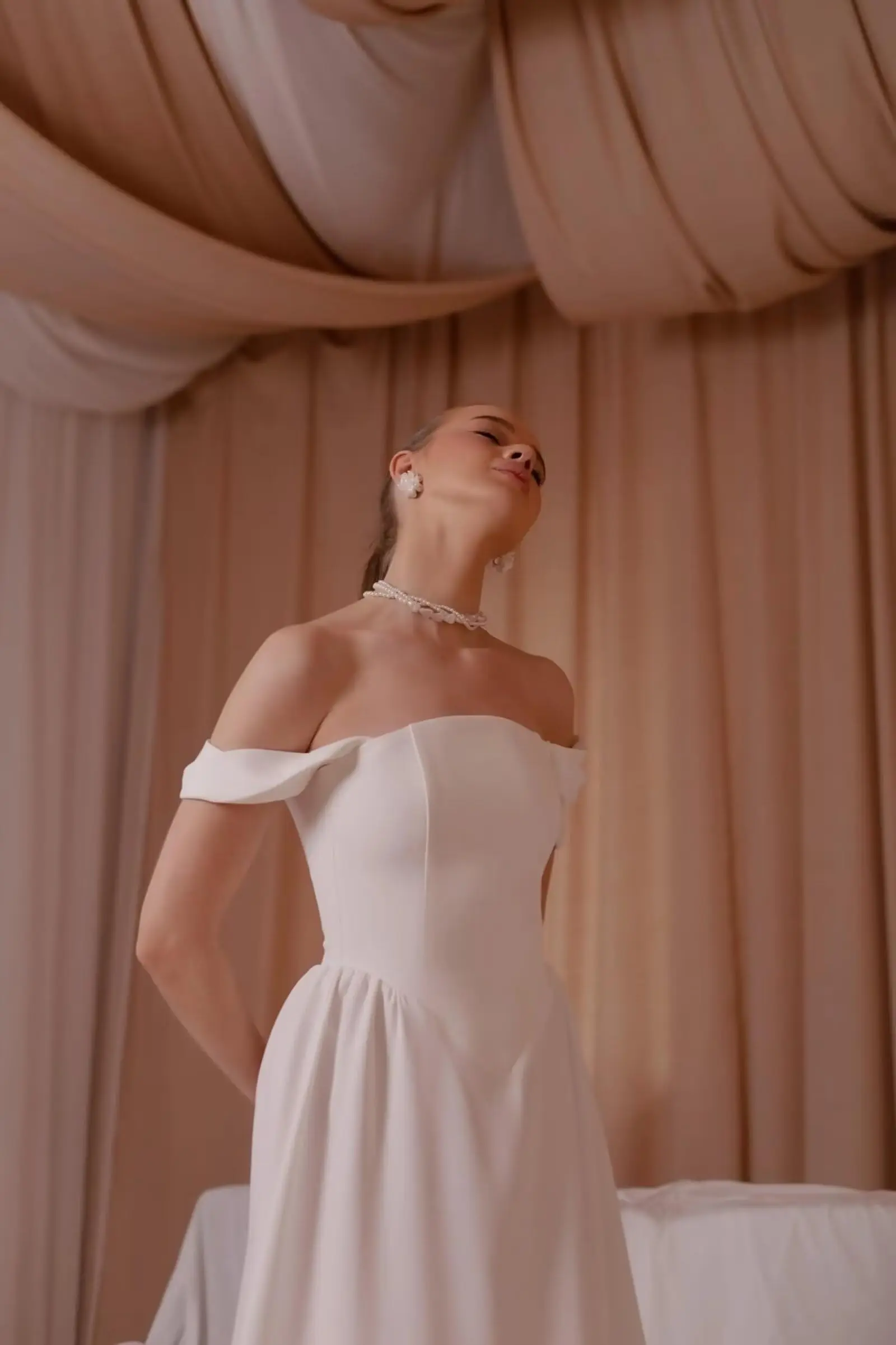 Abiti da sposa midi da donna con spalle scoperte bianche con volant e grazioso abito estivo