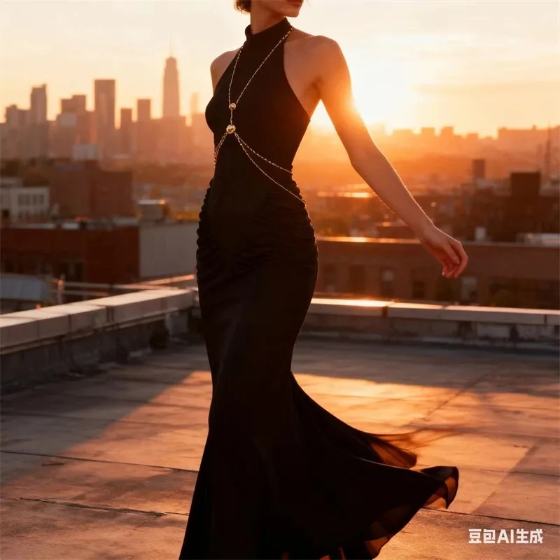 Damska czarna sukienka maxi z wysokim dekoltem i łańcuszkiem - bez rękawów, marszczona, dopasowana sukienka na wieczorne galę i czerwony dywan