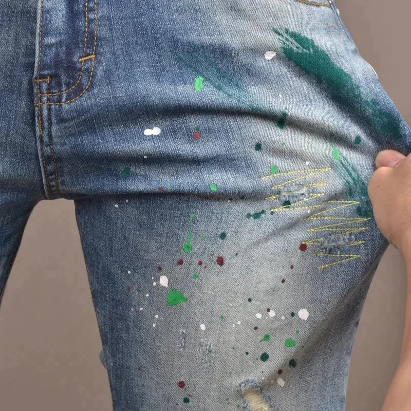 Pantaloncini di jeans strappati sottili estivi da uomo di marca alla moda verniciato a spruzzo elastico slim fit piedi piccoli pantaloni corti casual con toppa raschata