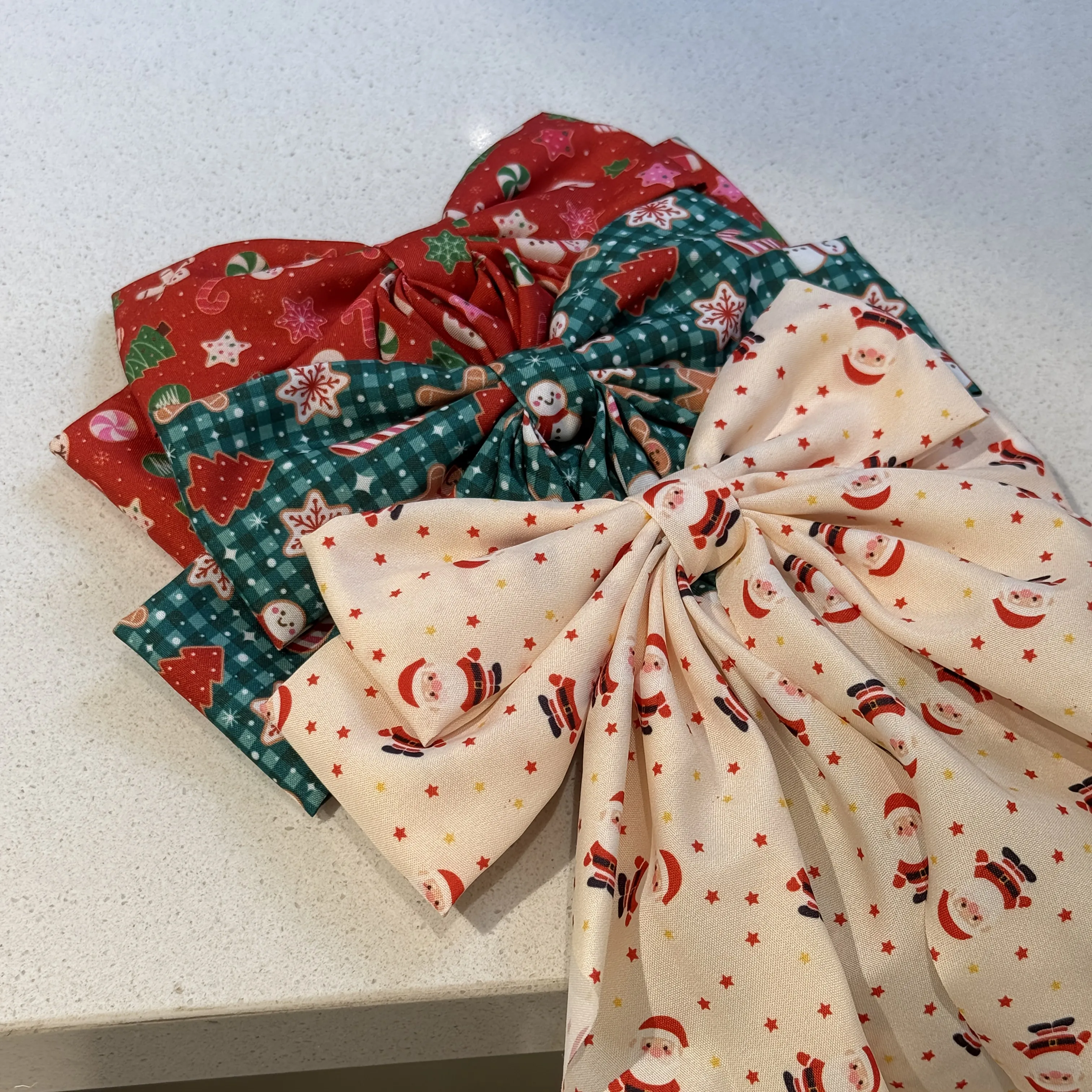 Weihnachts-Haarspangen mit doppellagiger Schleife für Weihnachtsmann und Schneemann – bedruckter Urlaubs-Haarschmuck mit roter und gestreifter Schleife aus Stoff – Detail 2