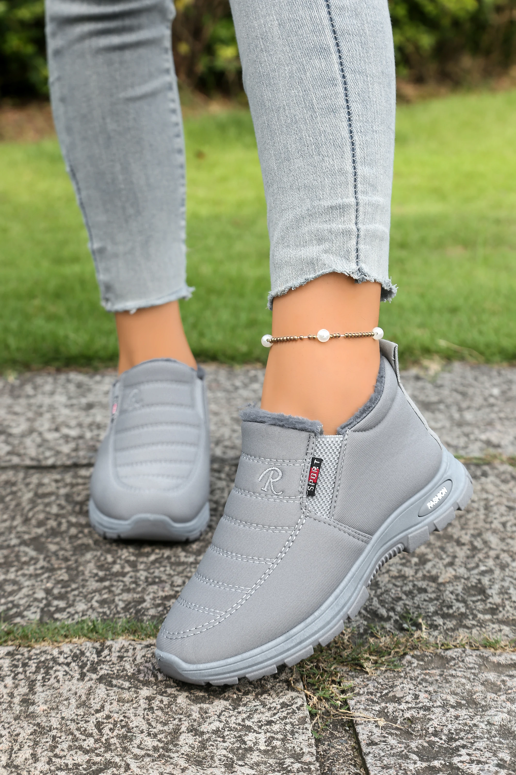 Gemütliche Damen-Wintersneaker mit Fellfutter, rutschfeste, dicke Sohle, bequeme Stiefeletten, einfach anzuziehende warme Schuhe für kaltes Wetter. – Detail 27