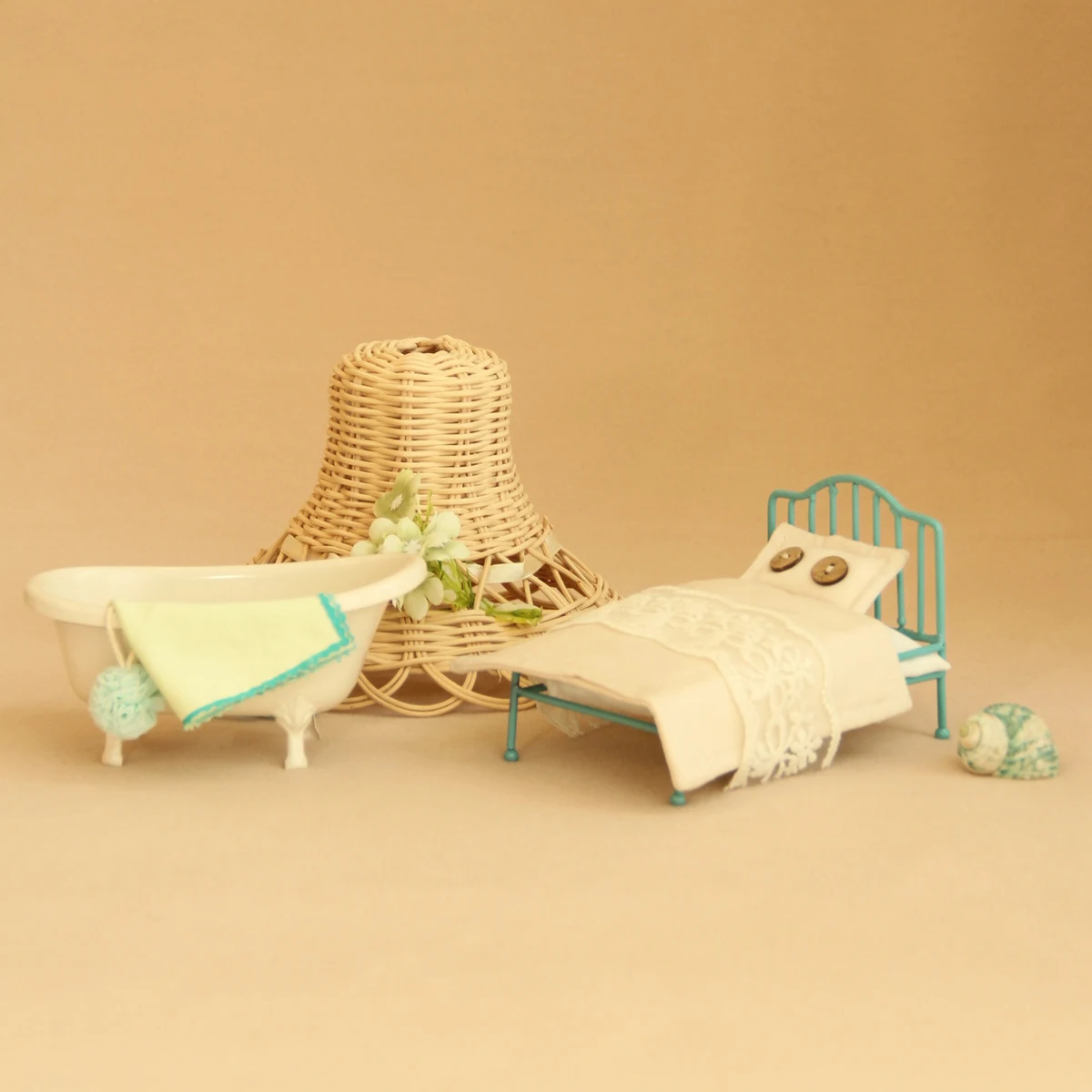 1:12 لعبة التظاهر المصغرة 13 سم سرير حديدي مع طقم سرير مكون من 3 قطع مناسبة لأثاث بيت الدمى Bjd Ob11