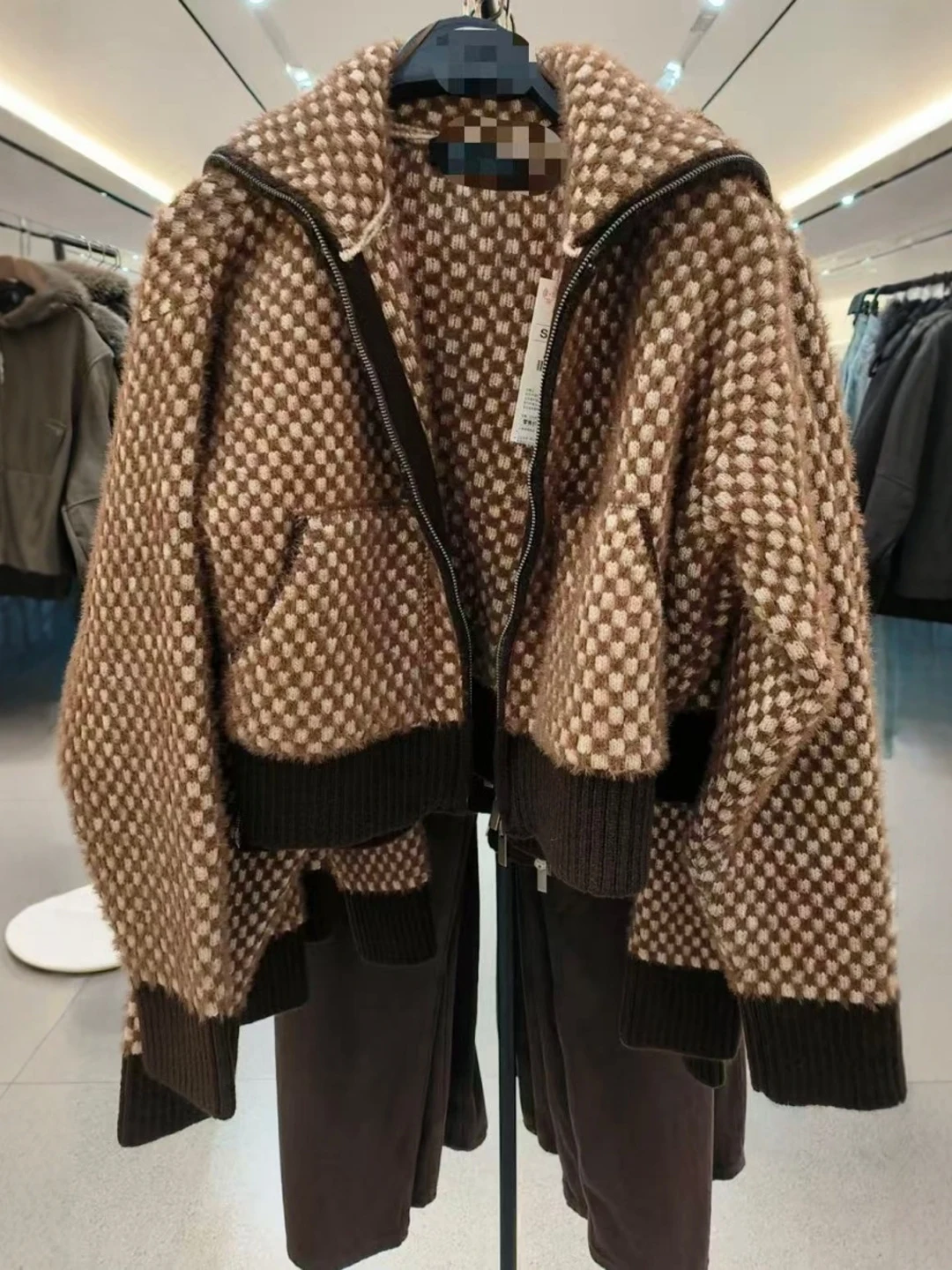 

Вязаное пальто-туэтка с высоким воротником и декоративным цветным узором в клетку с эффектом меха, уличное длинное женское пальто на молнии с застежкой-молнией...