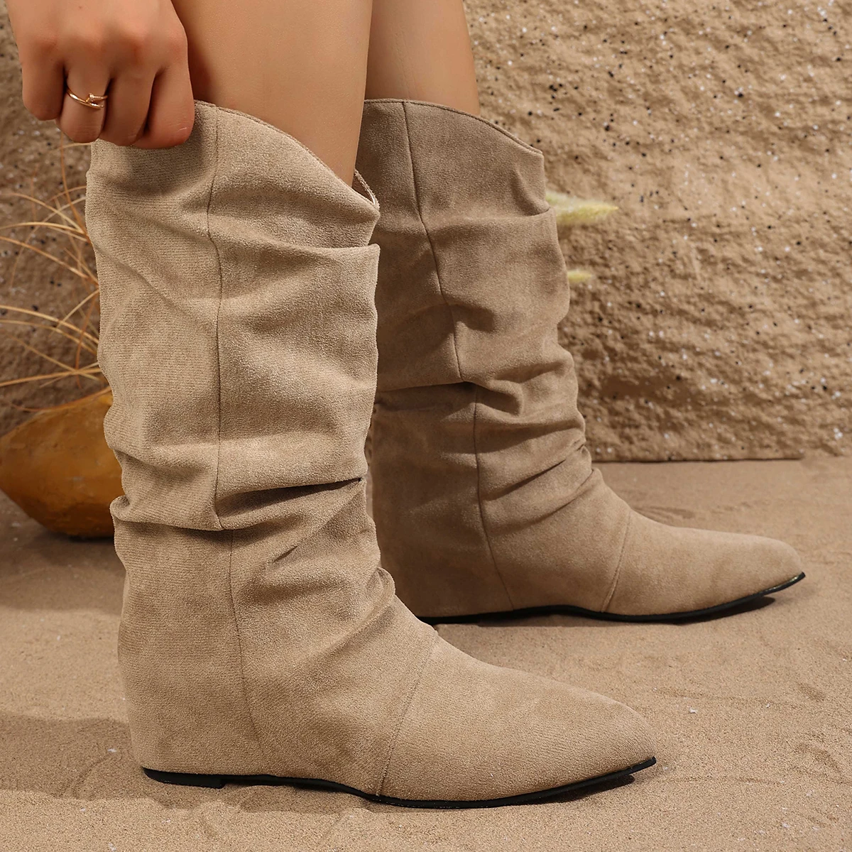 

Дизайнерская новая обувь Женские весенние сапоги до колена Черно-белые высокие сапоги Женские плиссированные повседневные кожаные женские туфли на низком каблуке