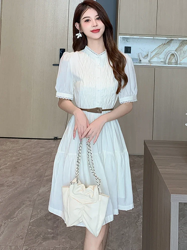 فستان ميدي غير رسمي بأكمام منتفخة من الدانتيل الأبيض الجديد لعام 2025 فستان صيفي أنيق بطيات بأشرطة ضيقة للنساء فستان حفلات كوري أنيق