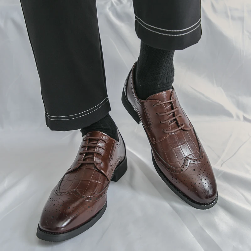 

Новые мужские комфортные деловые кожаные туфли с вырезанным узором, модные брендовые мужские повседневные оксфорды на шнуровке с острым носком