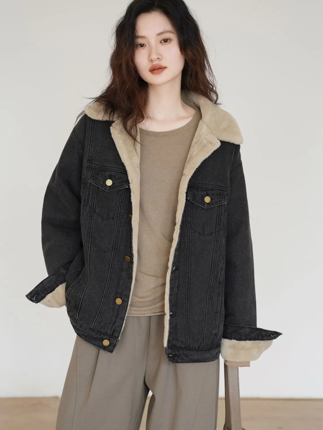 

Джинсовые пальто женские большие меховые плюшевые женские осенние быстросохнущие стандартной посадки минималистичная уличная одежда для городских путешествий расклешенные пуговицы