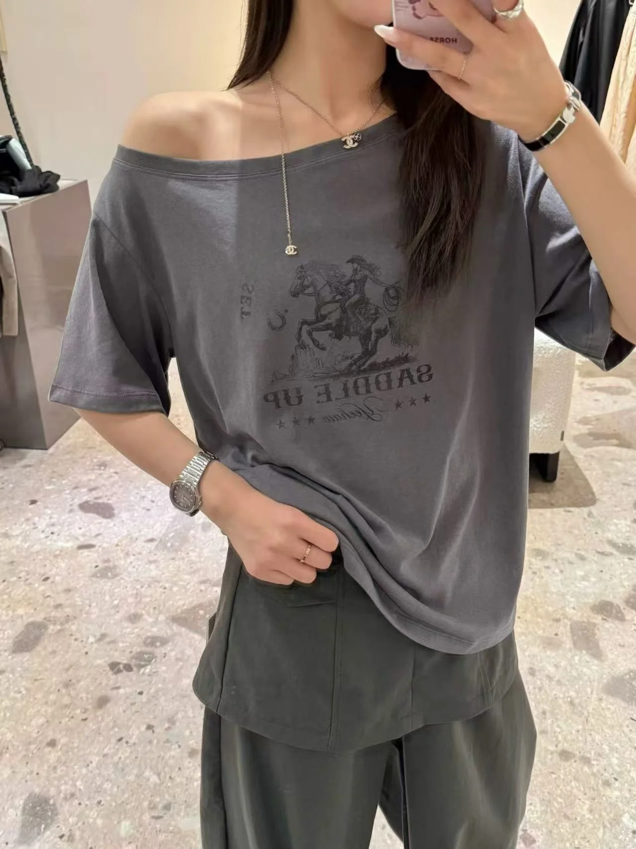 

Американский стиль: свободная футболка с коротким рукавом, повседневный топ с принтом на одно плечо для женщин, дышащий, удобный, хлопковый, летний