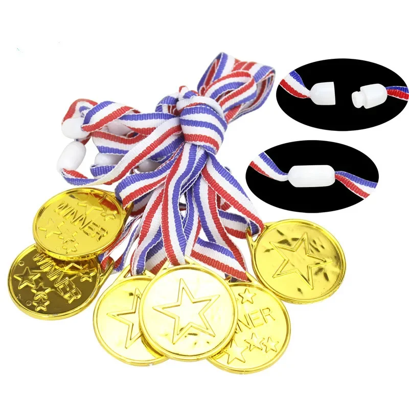 60 teile/satz Kinder Gold Kunststoff Gewinner Medaillen Sport Tag Party Tasche Preis Awards Spielzeug Für Kinder Party Spaß Liefert Hohe qualität