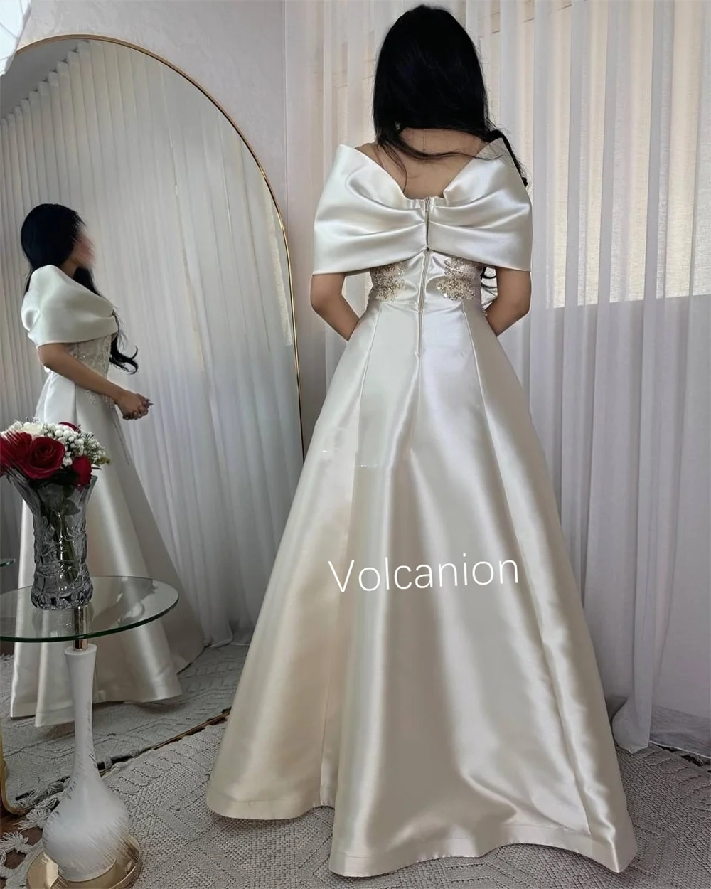 أزياء مخصصة Charmeuse مطرزة ألف خط فساتين طويلة خارج على الكتف مناسبة مخصصة على الطراز الحديث