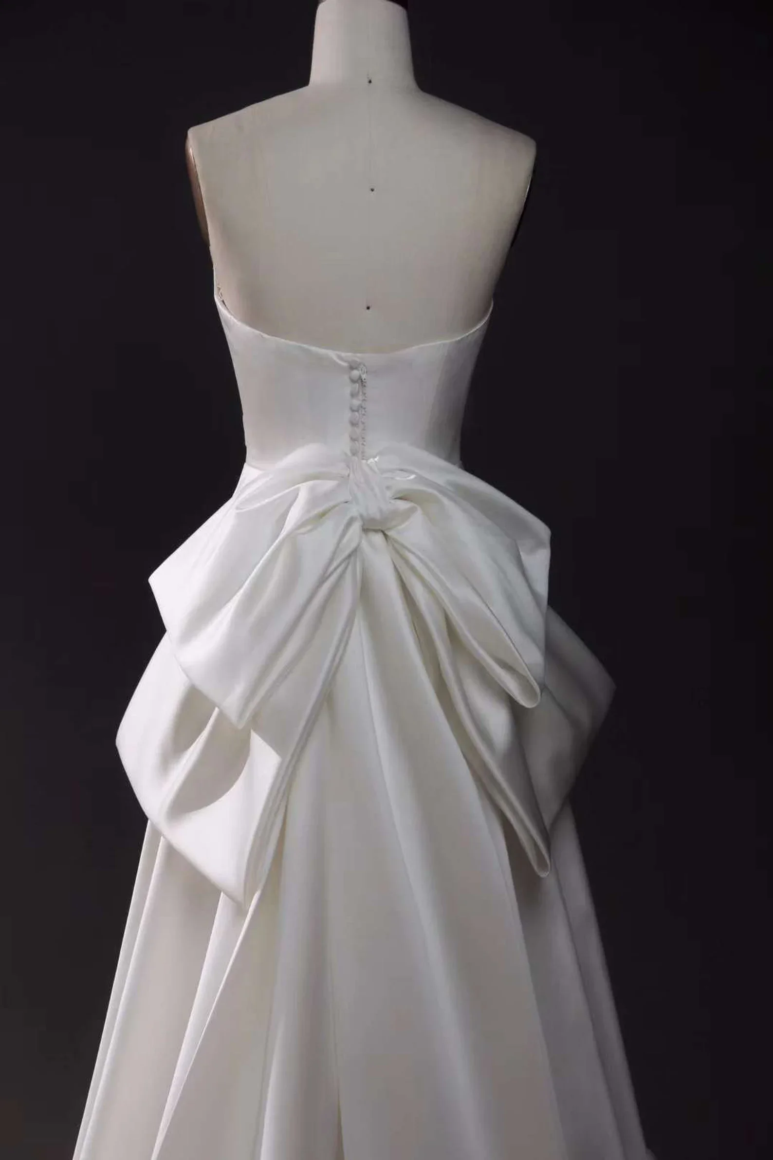 

Customized 2025 Latest Wedding Dress With Satin Pleated Back Decoration And Huge Butterfly Condensation Back Button Design