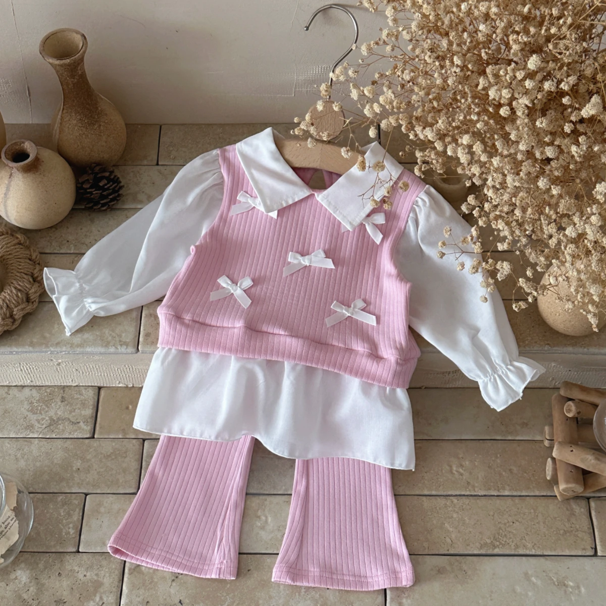 Frühlings- und Herbst-Outfit für Babymädchen: Rosa Schleifen-Set mit Schein-Zweiteiler-Kragen, Langarm-Bluse und gerippter Schlaghose, 2-teiliges Set – Detail 6
