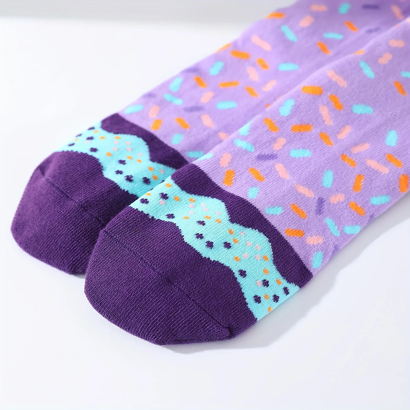 1 pair of stylish, unique and interesting colorful donut pattern gift socks for men and women, suitable for all seasons