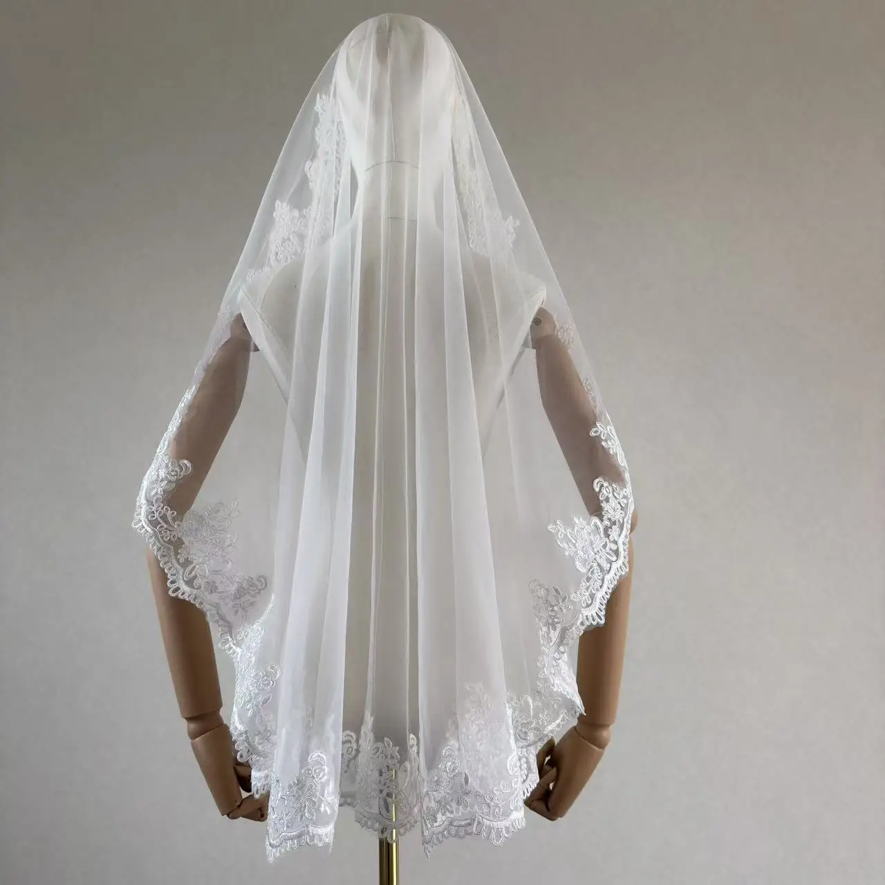 Bridal Veils Hooded Lace Cape Design Floral Applique Edge Multi Tier Ruffled Tulle Pearl Hair Accessory Wedding Bridal Banquet