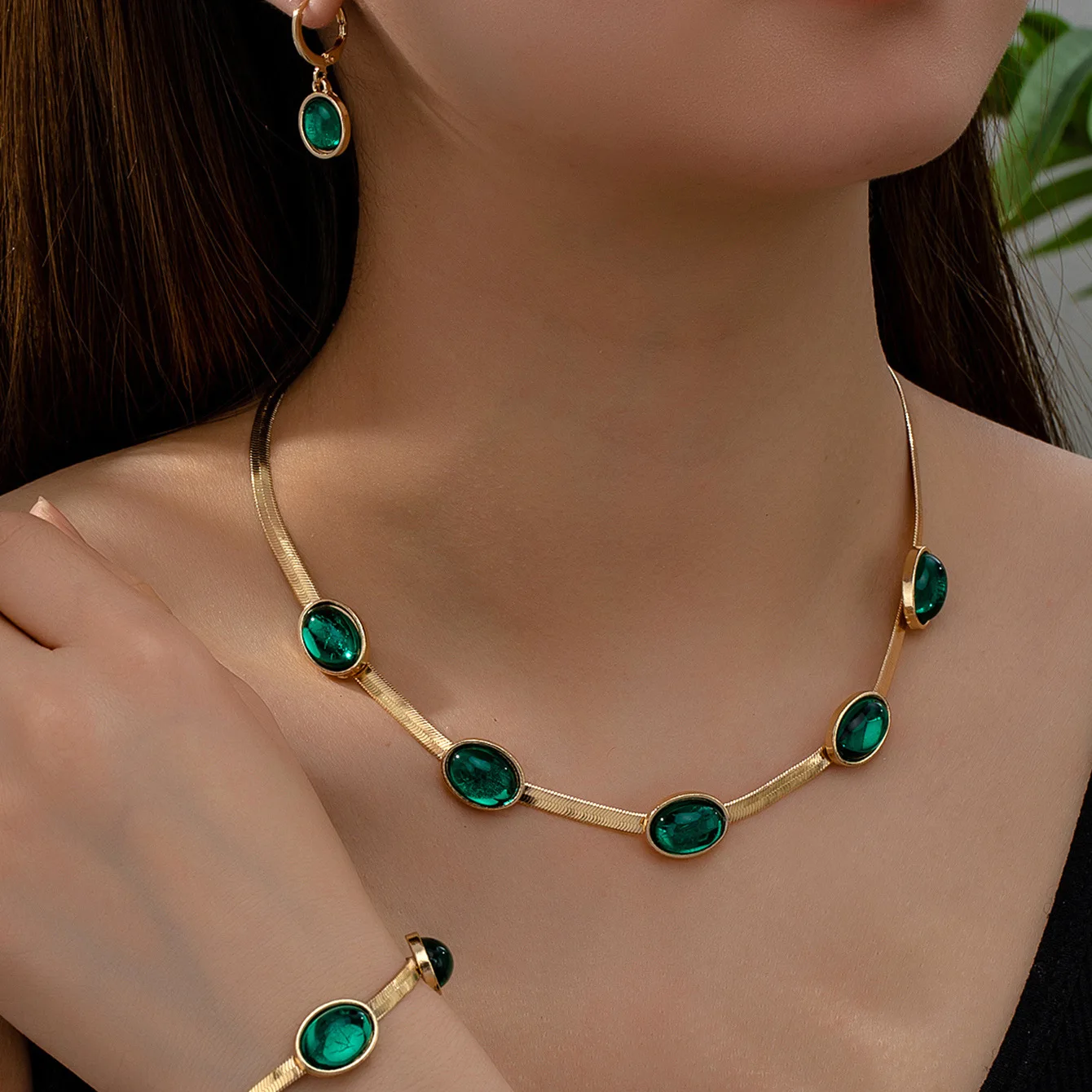 

Trendy Fashion Inlaid Emerald Retro Elegant Temperament Necklace Bracelet Earrings Set