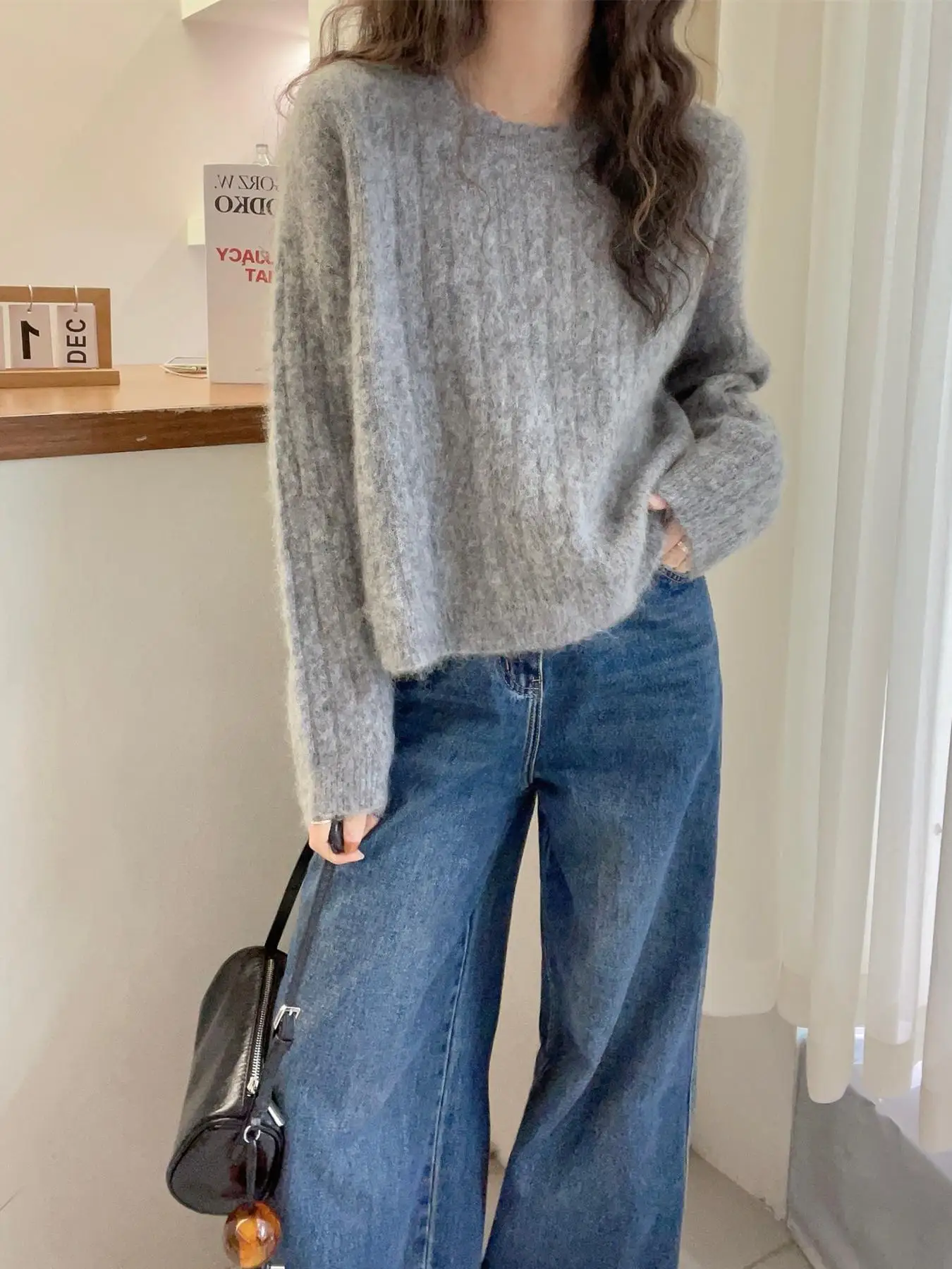 سترة محبوكة مستديرة أنيقة عالية الكثافة مخططة عمودية من صوف البحر لون نقي للتنقل فضفاضة تناسب طويلة...