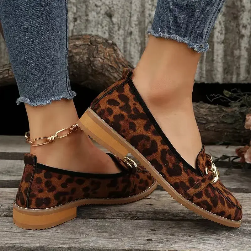 Europe America 2023 Hot Sales Fashion Leopard Print Flat Shoes Women's Metal Chain Loafers Breathable Casual Sneakers for Women