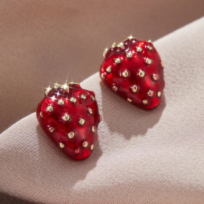 

New Personalized and Creative Strawberry Pendant Earrings, Women's Fashionable and Trendy Daily Versatile Accessory Gifts