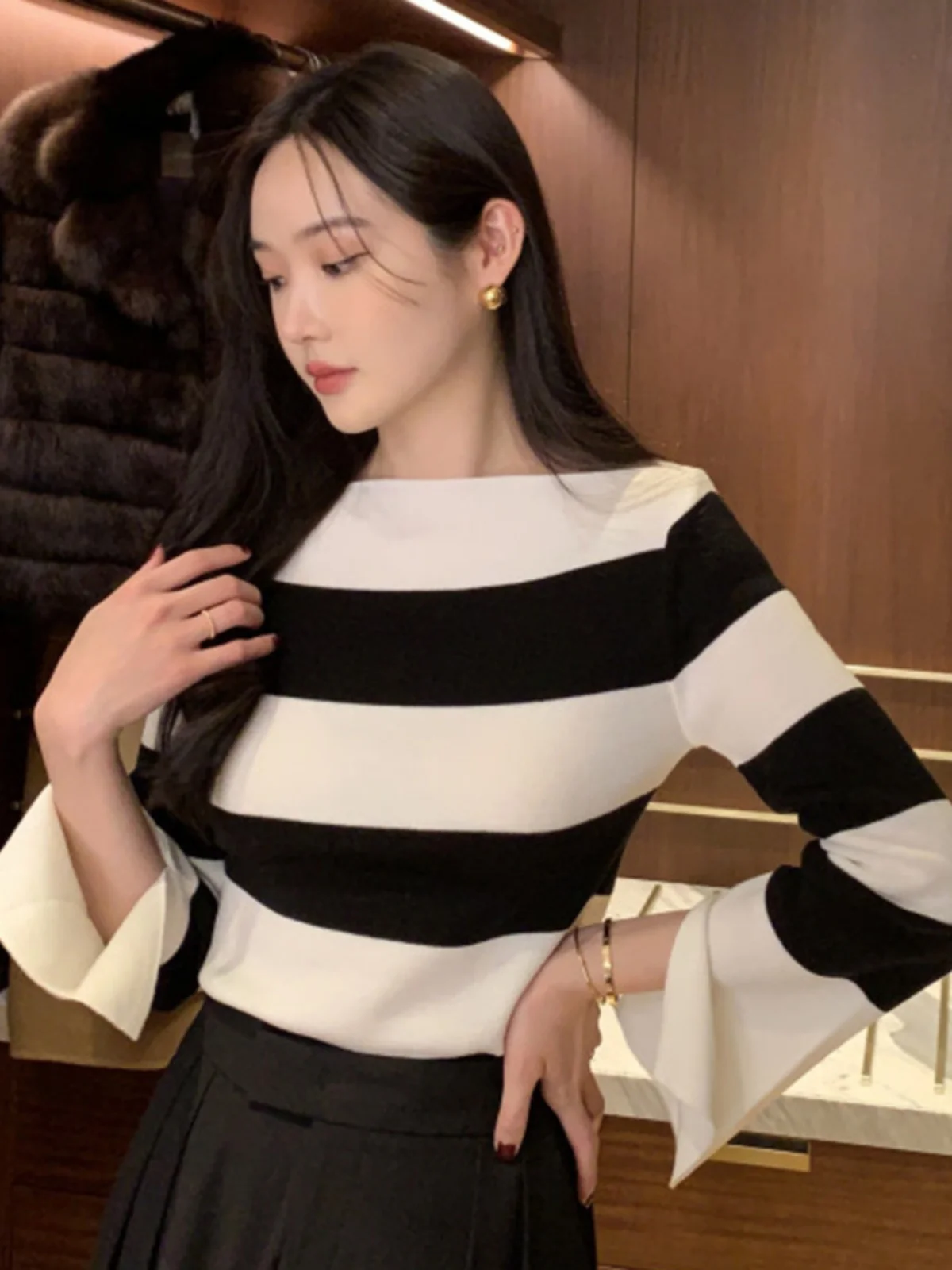 Slim Fit Stripe Design Knit Sweater Chic round Neck Color Block Bell Sleeve Korean Style Long Sleeve Winter Top for Women view 5