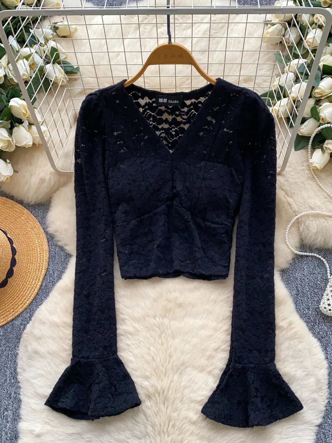 Camisas blancas de encaje con cuello en V para mujer, blusas estéticas Vintage de los años 2000, camisa ajustada recortada de manga larga, ropa para mujer para primavera y otoño