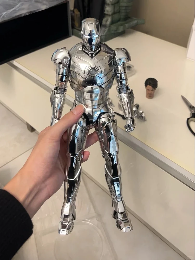 

Оригинальная фигурка Hot Toys Iron Man MK2 2.0 MMS733D59 1/6, литая под давлением, с изысканной хромированной броней и LED-подсветкой, лицензионная модель для подарков и демонстрации