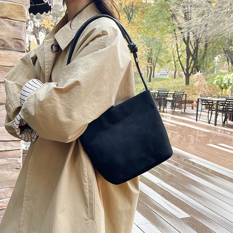 Damen-Handtasche aus Wildleder mit großer Kapazität und Buchstabenmuster, magnetische Schnalle, Samt, PU-Unterarmtasche im Retro-koreanischen Stil – Detail 9