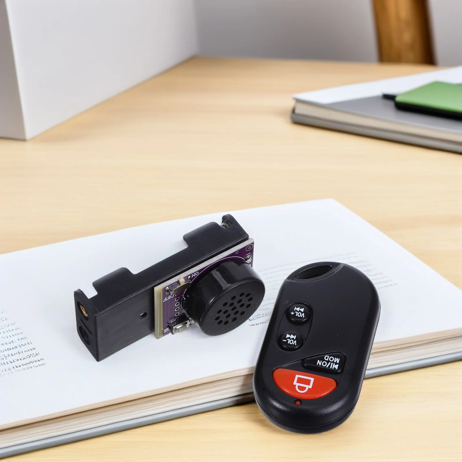 เครื่องทำเสียงกรี๊ดแบบรีโมทคอนโทรล ของเล่นแกล้งคน เสียงตลกๆ สำหรับงานปาร์ตี้ในออฟฟิศ โรงเรียน เสียงบี๊บๆ น่ารำคาญ