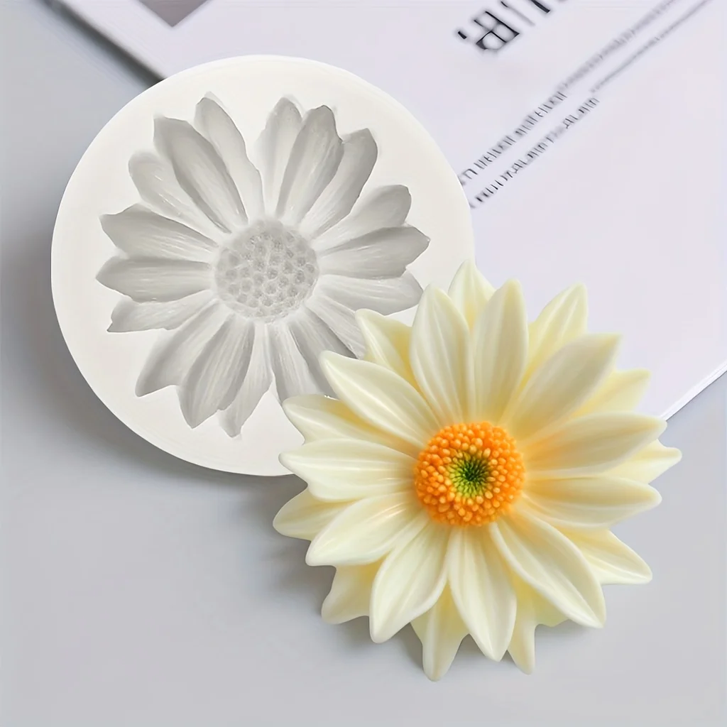 Eine silberne Gänseblümchen-förmige Silikon-Kerzenform – 3D-Blumendesign, geeignet für DIY-Duftkerzen und Heimdekoration.