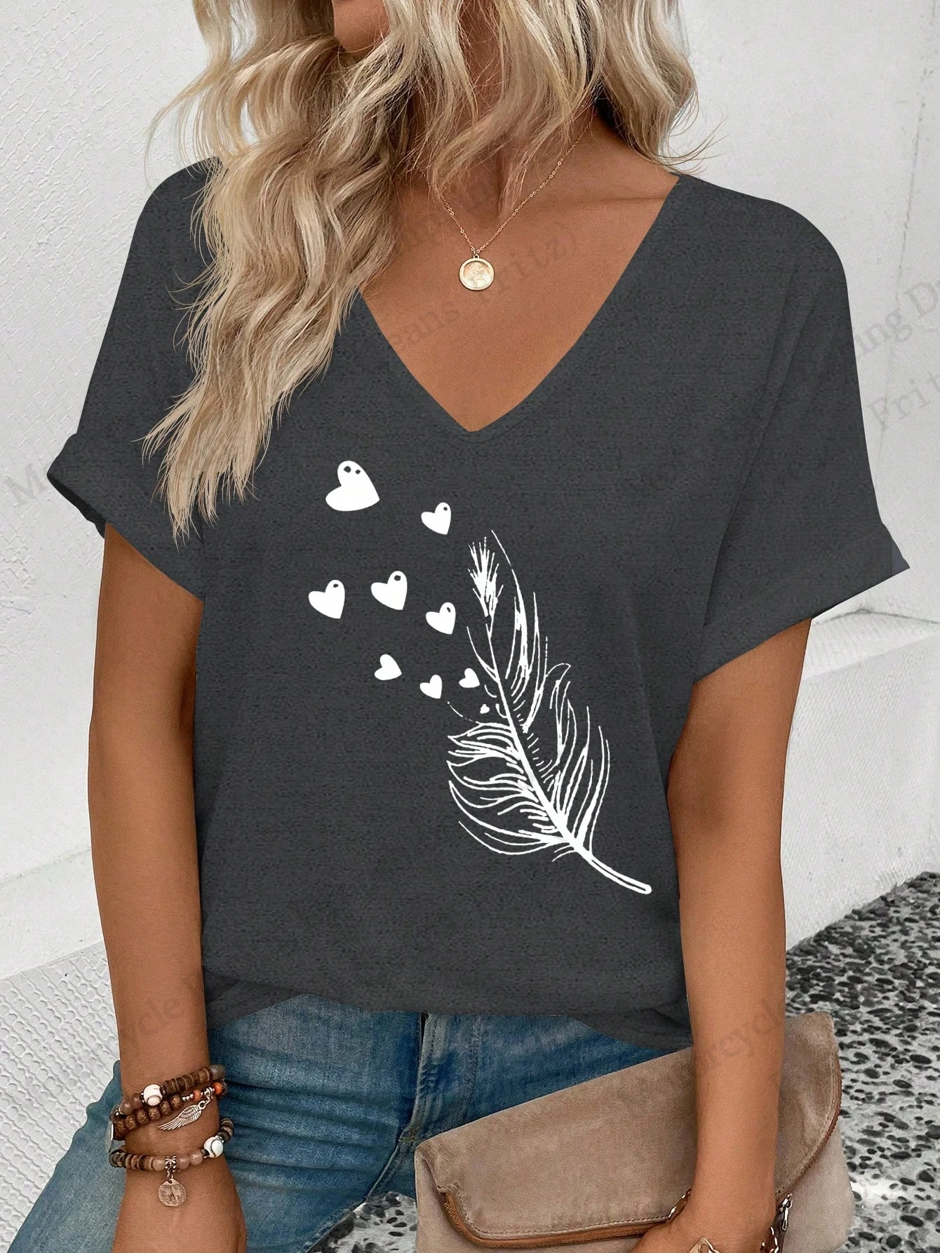 2025 New Womens T-shirt Simple Feather 3d Print T-shirt Women Fashion Casual V-Neck Short Sleeve Tops Tees Womens Clothes Heart