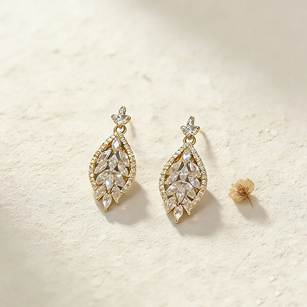 

Премиальные гипоаллергенные серьги-подвески – позолоченные 14-каратным золотом с прозрачными камнями из циркония – идеально подходят для свадьбы и повседневной носки.