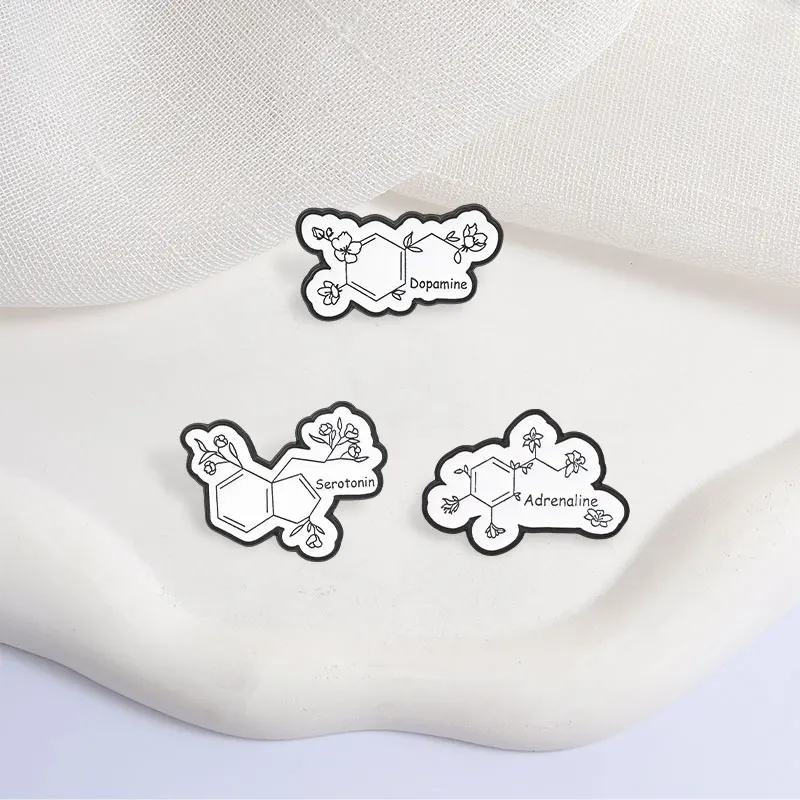 Lustiges Set mit Emaille-Ansteckern zum Thema Biologie und Chemie: Mitochondrien, chemische Moleküle, Dopamin – ein praktisches Accessoire und Geschenk für Schüler und Lehrer. – Detail 5