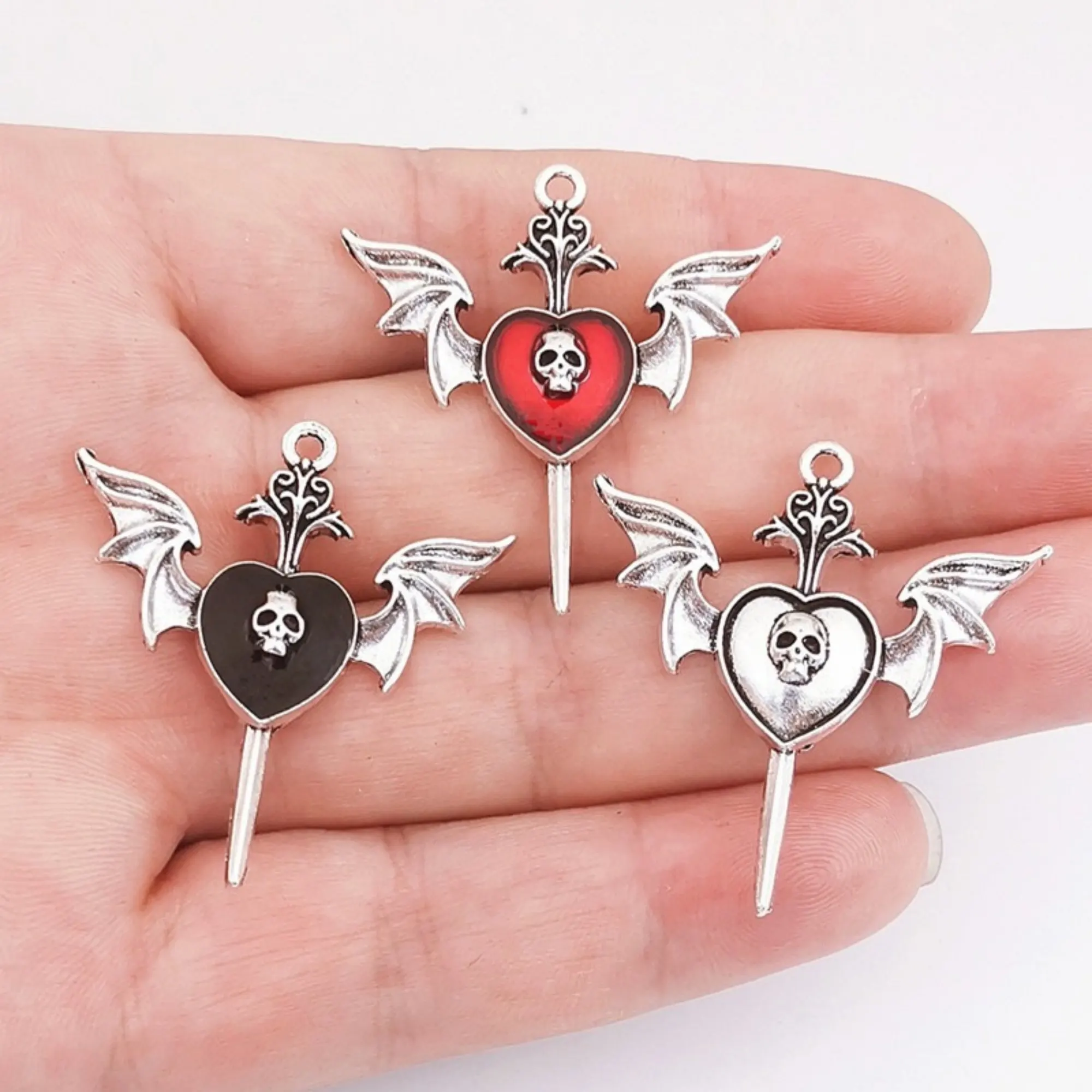 20 Stück Dunkelgotische Rote Herzförmige Flügel Totenkopf-Schwert DIY Dekorative Accessoires Kreative Halloween-Party-Zubehör