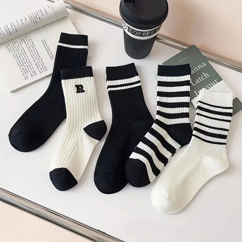 

5 пар модных весенних и осенних носков с черно-белым вертикальным узором, удлиненные, влагопоглощающие.